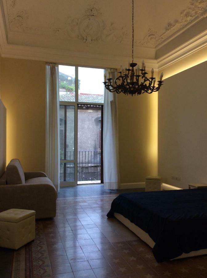 Suite Con Terrazza In Centro Storico Catane Extérieur photo